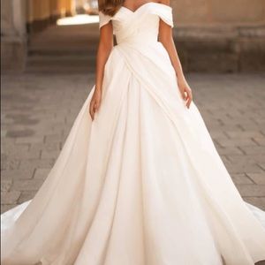 Milla nova Ines bridal gown/wedding dress NEW UNALTERED